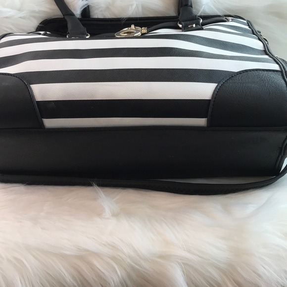 Black and White Mid Size Purse - Picture 7 of 9